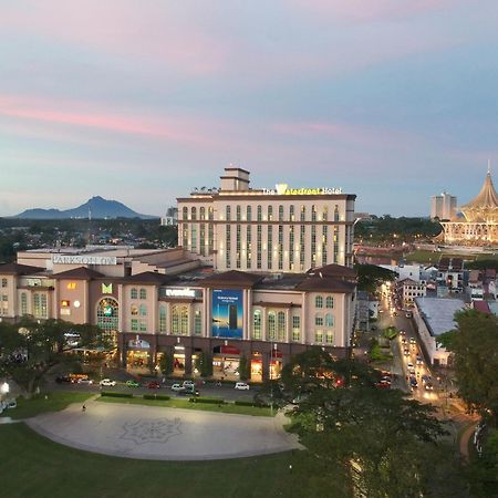 The Waterfront Hotel Kuching Esterno foto