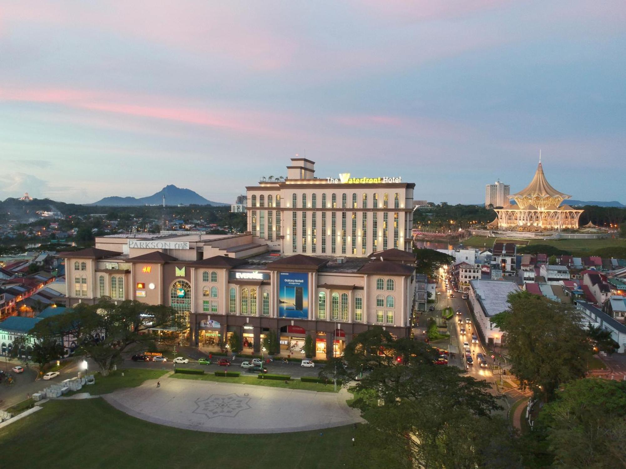 The Waterfront Hotel Kuching Esterno foto