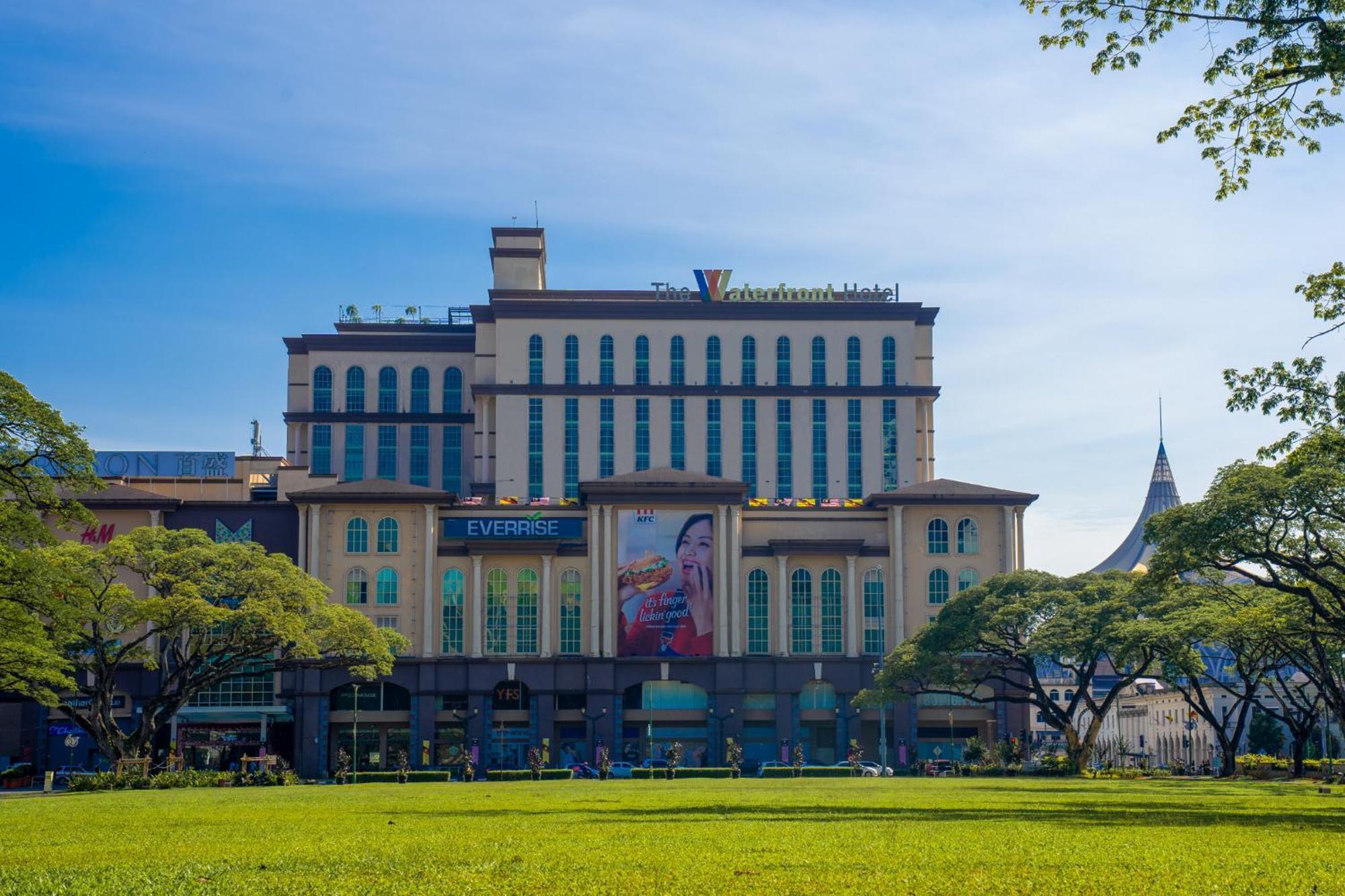 The Waterfront Hotel Kuching Esterno foto